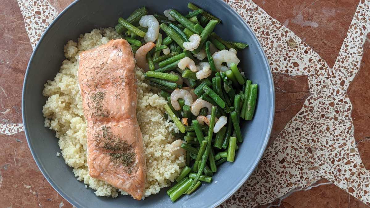 Salmón, cuscús y revuelto de espárragos cocinado con la Ultenic K10