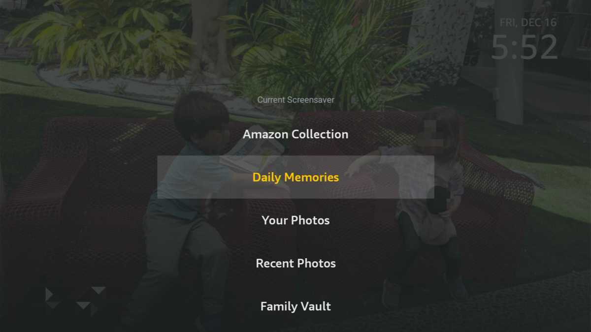 Configuración de un protector de pantalla en Fire TV, con opciones que incluyen Memorias diarias y Fotos recientes
