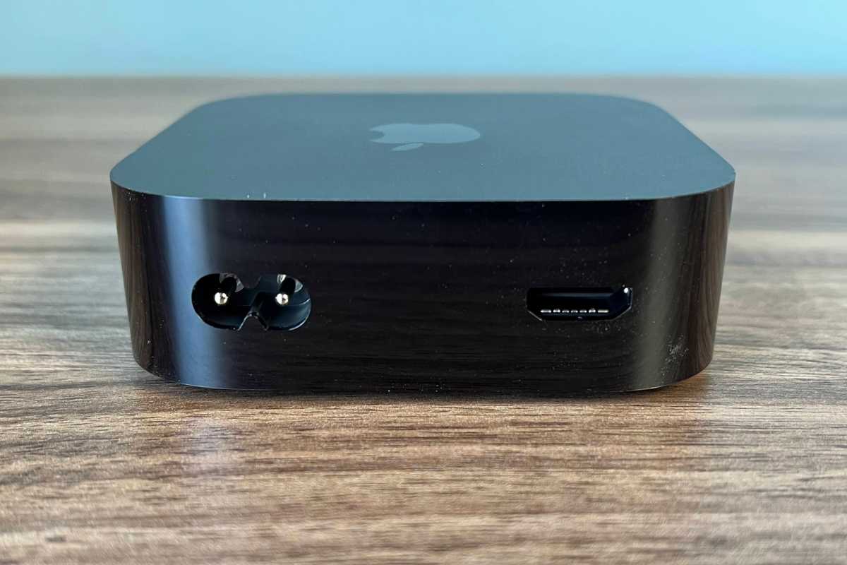 Vue arrière de l'Apple TV 4K 2022, montrant les ports d'alimentation et HDMI.