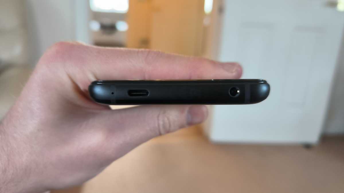 Asus ROG Phone 6 - bottom