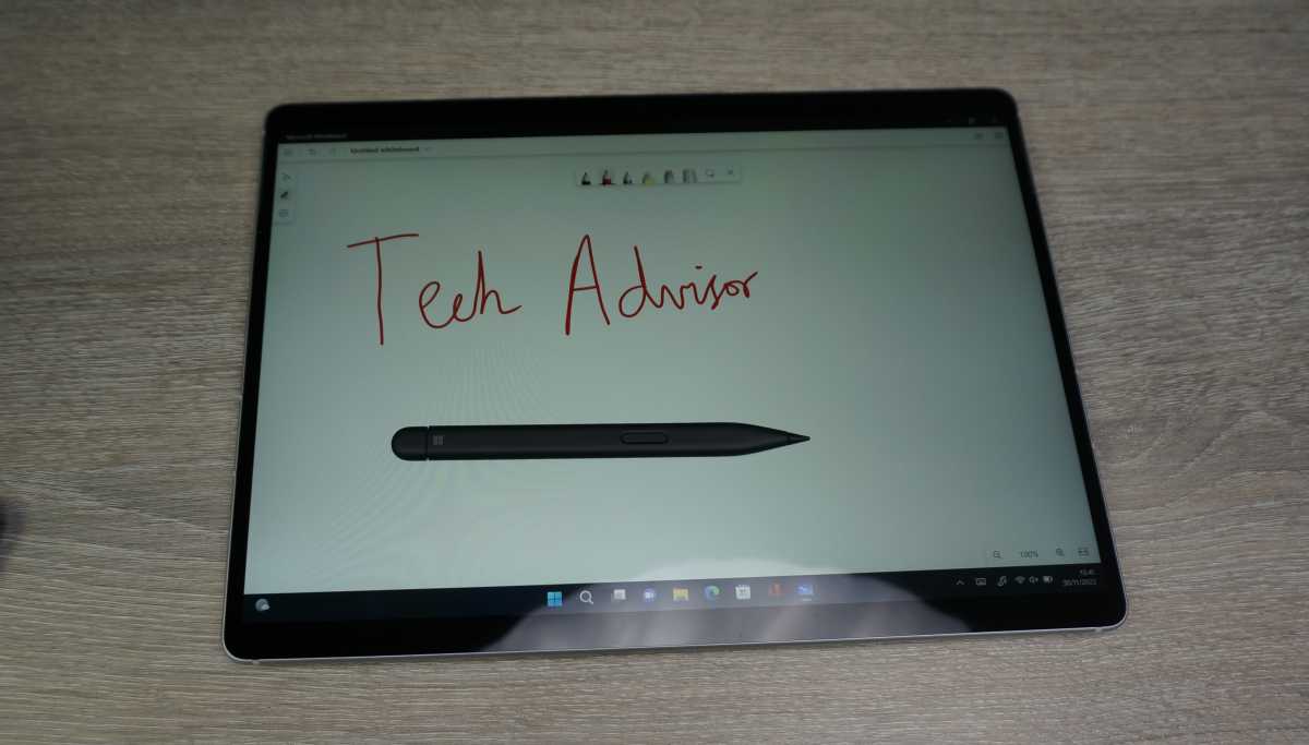 Microsoft Surface Pro 9 - pen on screen