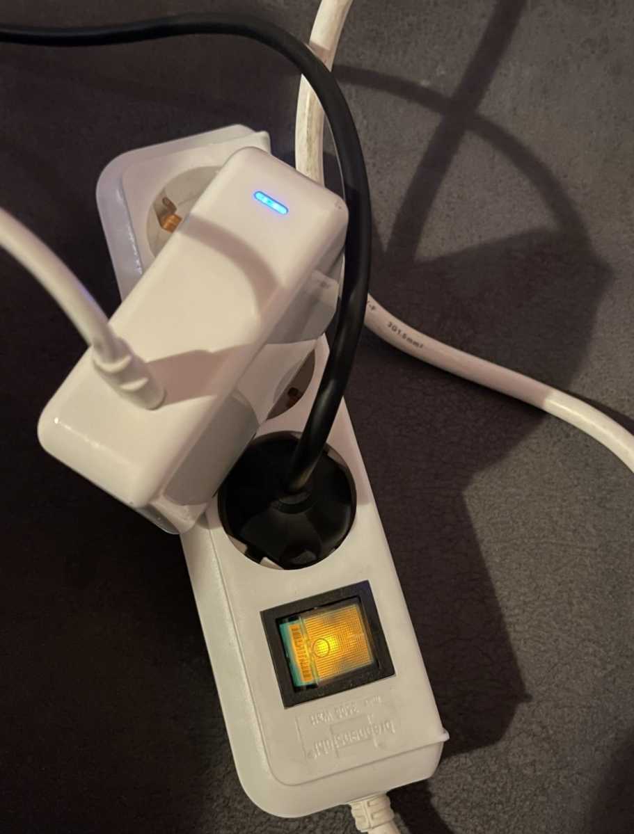 Leuchtet die LED am Netzteil, muss das Macbook laden, außer mit Kabel oder Steckplatz ist etwas nicht in Ordnung.
