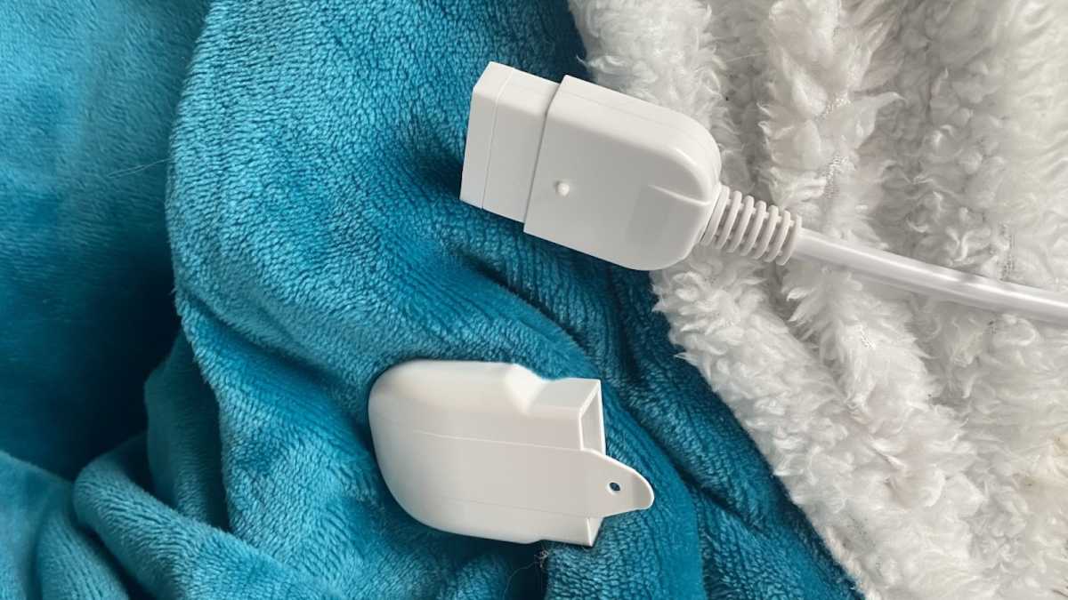 Heated throw power cord clip