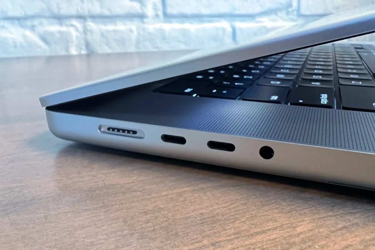 Puerto MagSafe en el MacBook Pro (2023)