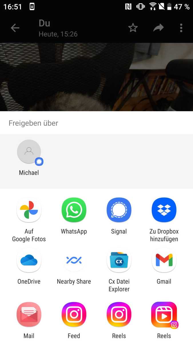 Über das Teilen-Menü der einzelnen Messenger (im Bild: Whatsapp) lassen sich Dateien in Cloudspeicher wie Google Fotos, Onedrive oder Dropbox übertragen. Der Zugriff vom PC aus erfolgt dann wie gewohnt.