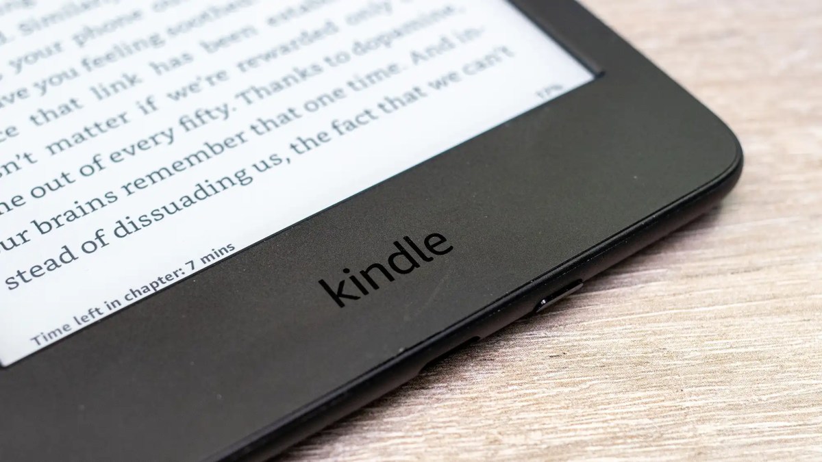 El logo de Kindle en el Amazon Kindle (2022)