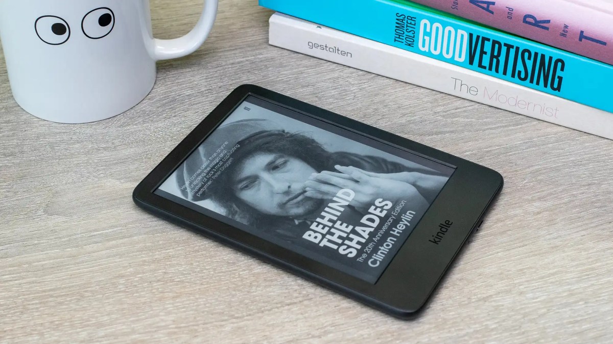 El Amazon Kindle (2022) sobre una mesa