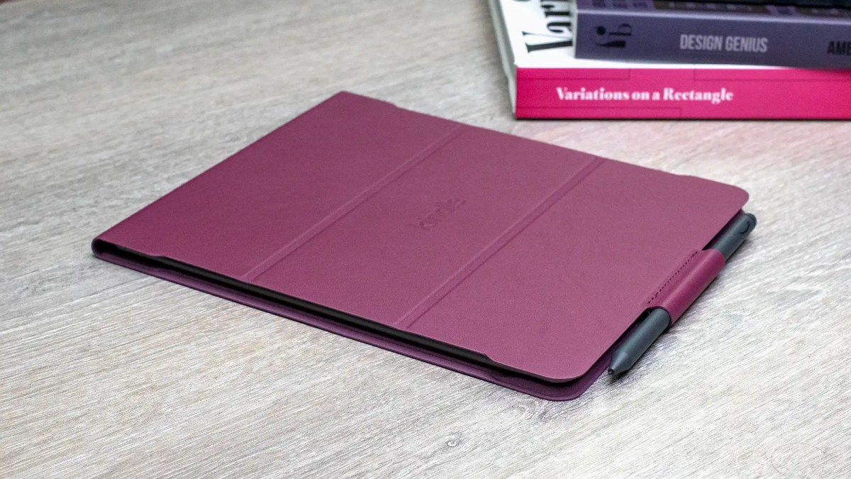 El Amazon Kindle Scribe en una funda oficial