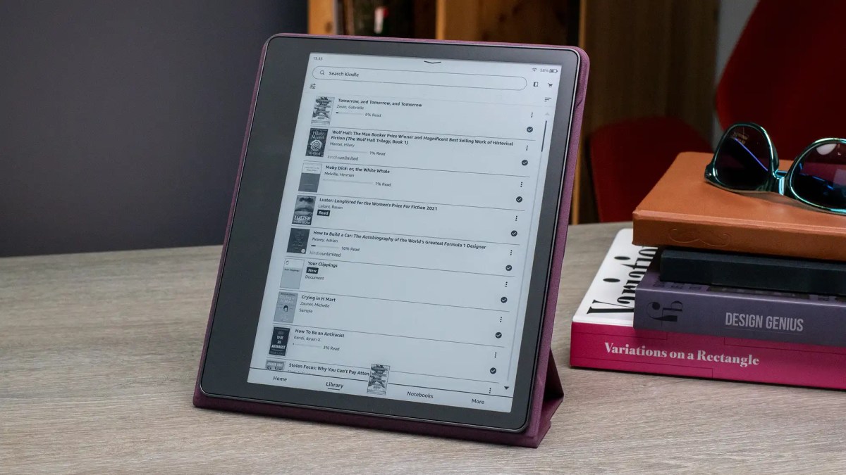 El Amazon Kindle Scribe con la funda puesta