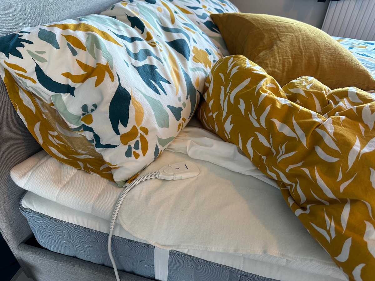 The cord connector on a Silentnight Comfort Control electric blanket