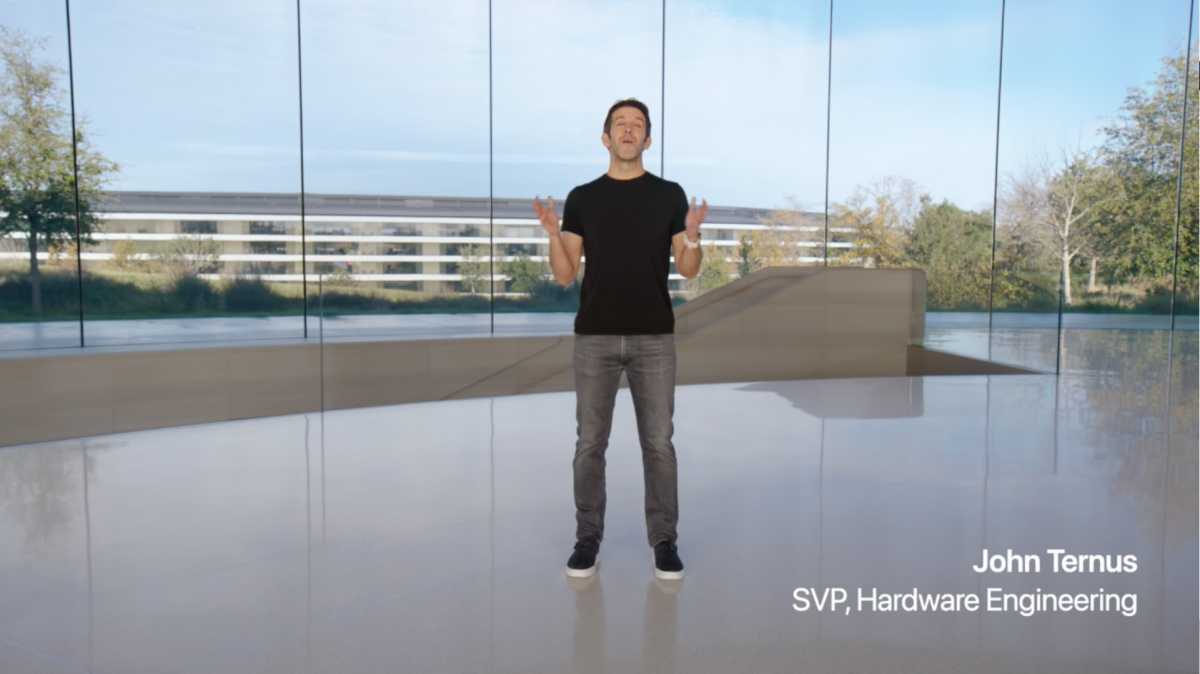John Ternus en el video de lanzamiento de Apple M2 Mac de enero de 2023
