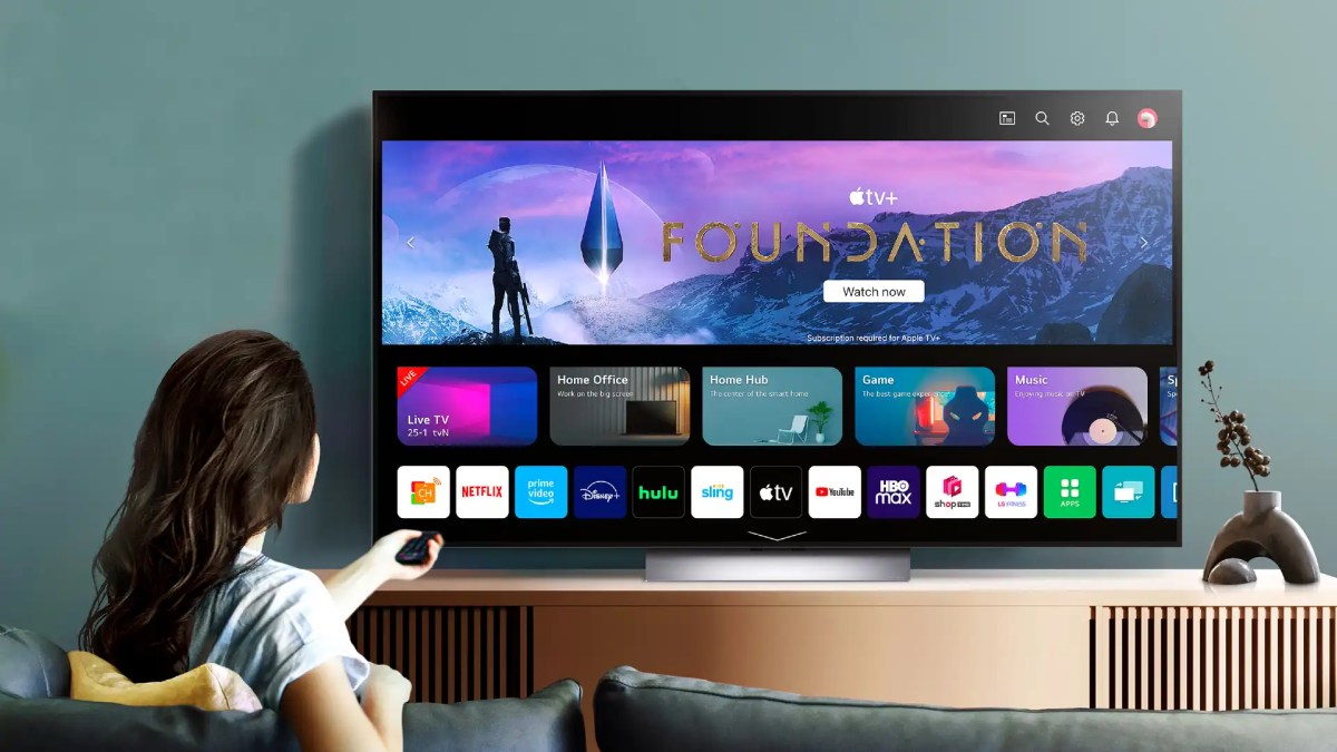 Mujer usando webOS en un televisor LG OLED de 2023