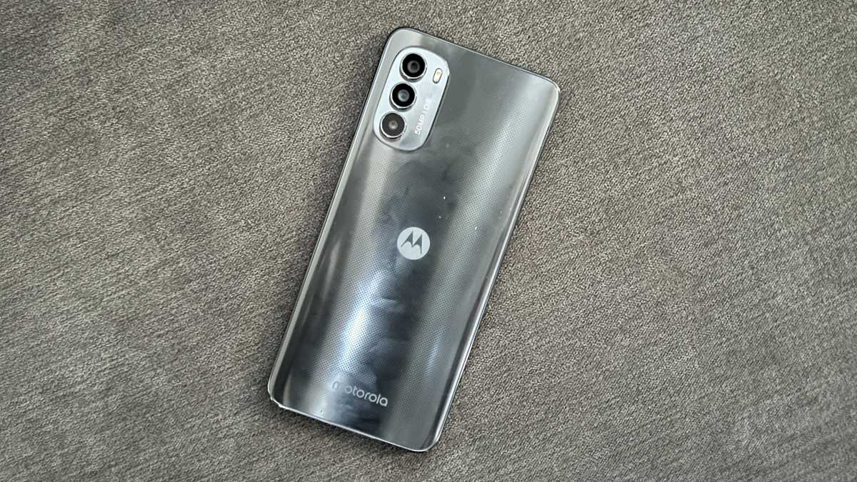 Motorola Moto G82 5G con huellas dactilares en la parte trasera
