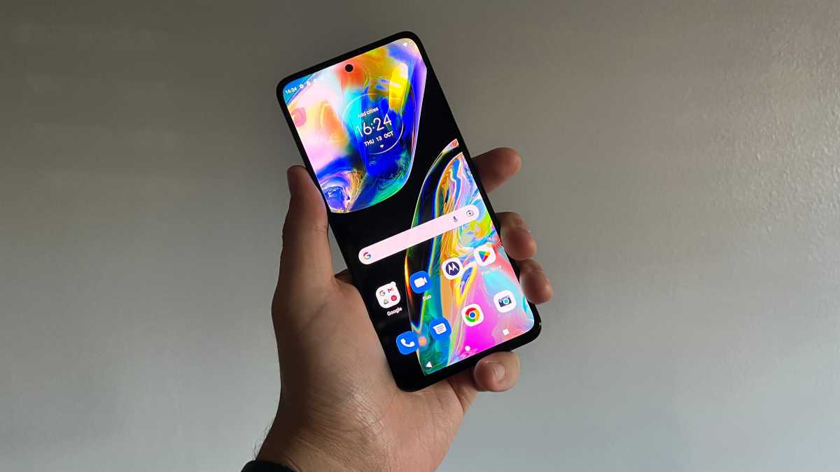 Motorola Moto G82 5G en mano