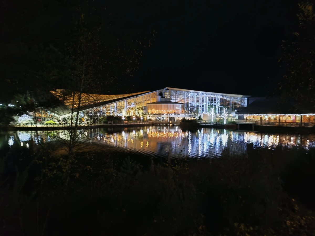 Lago en Centre Parcs de noche