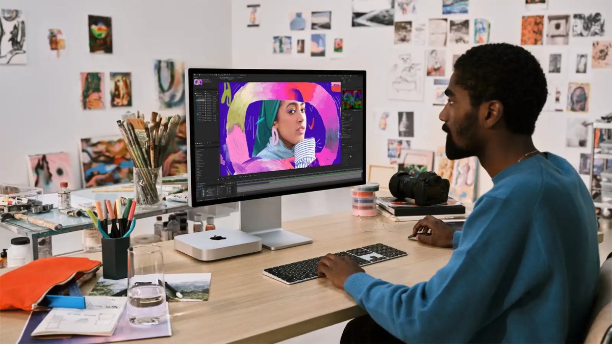 Ekran, fare ve monitörle birlikte Mac mini (2023)