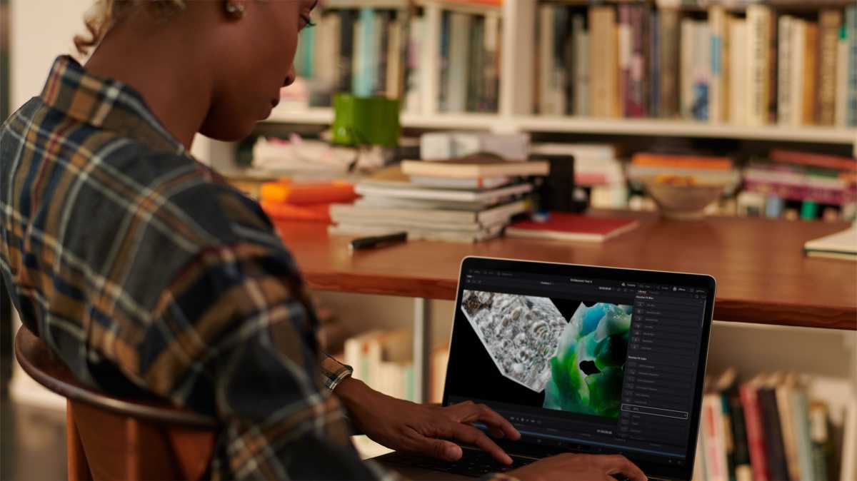 Usuario utilizando el MacBook Pro con M2 Pro/M2 Max