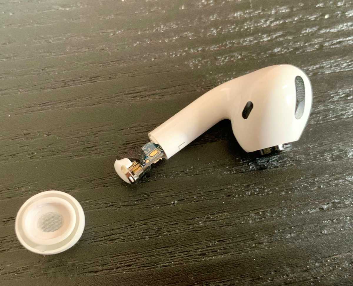 À l'intérieur de faux AirPods