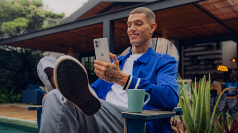 Someone holding the Motorola Moto G73