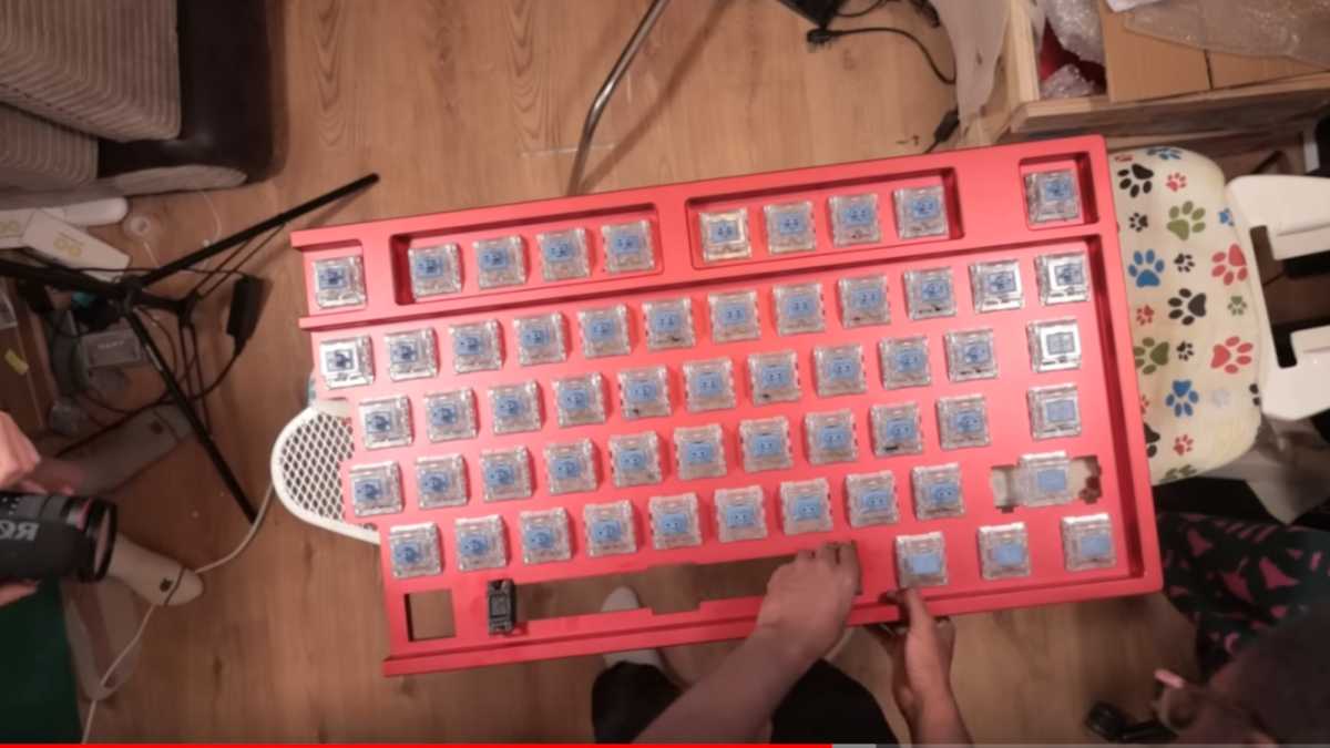 Diese Tastatur kostet 13.500 Euro und ist so groß wie ein Mensch – cooles Video