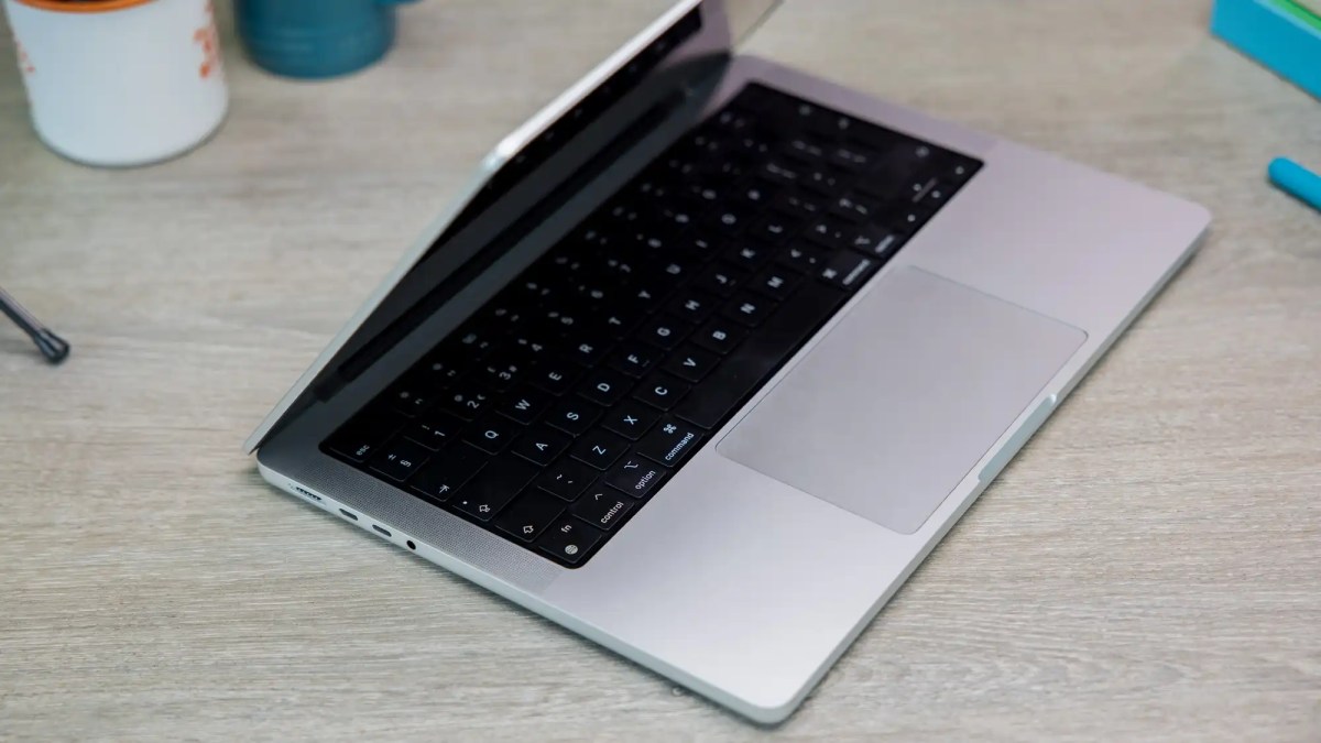 MacBook Pro (M2, 2023)