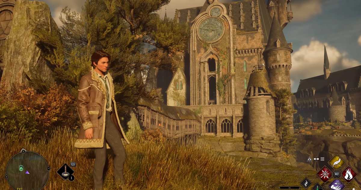 Immer gut gekleidet: Hogwarts Legacy bietet hunderte Outfits an, von der schicken Schuluniform über Mäntel und Roben bis zu regelrechten Totenkult-Rüstungen, sollten wir uns für die dunklen Künste entscheiden.