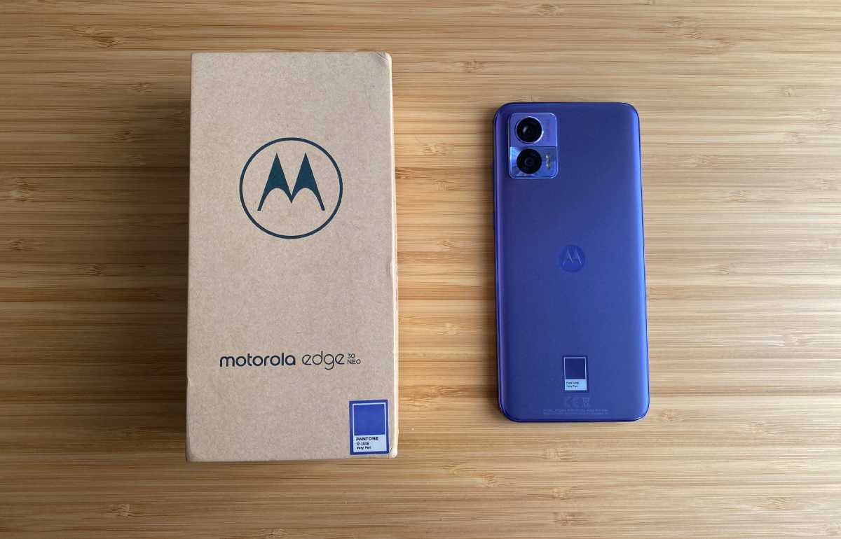 Moto Edge 30 Neo packaging