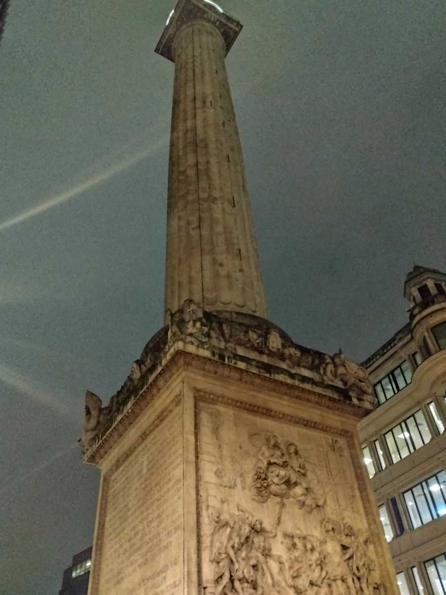 Night shot of Monument in London