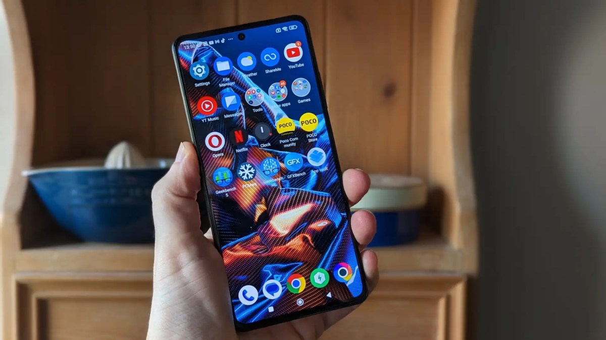 El Poco X5 Pro delante de una estantería