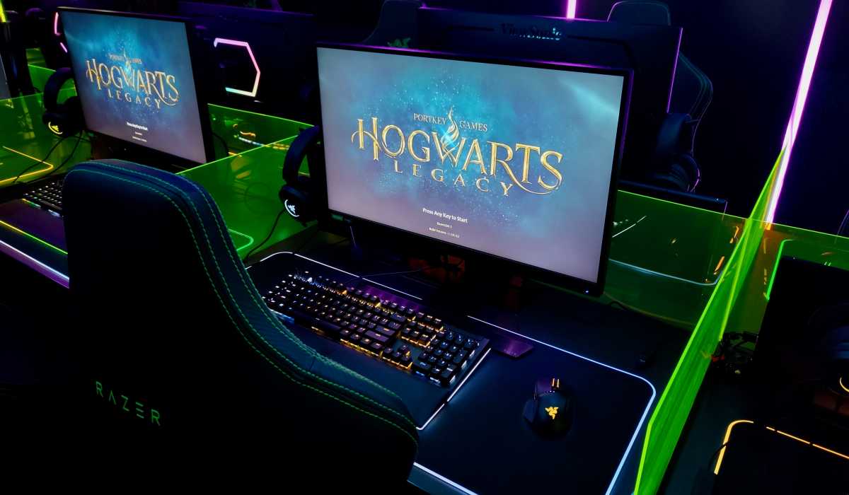 Dieses Foto zeigt, wie Chroma mit Hogwarts Legacy funktioniert: Der Außenbereich der Tastatur leuchtet in Marineblau auf, wie auf dem Screen. Der innere Bereich pulsiert golden, so wie das Logo. Diese Philosophie der Licht-Atmosphäre zieht sich durch das ganze Spiel. 