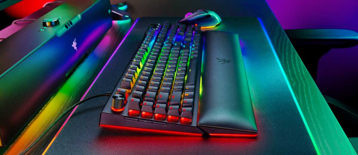 Zonen Unterboden-Beleuchtung, wie ein getunter Luxussportler. Razer verlangt allerdings für die BlackWidow V4 Pro auch den maximalen Luxuspreis von 270 Euro.