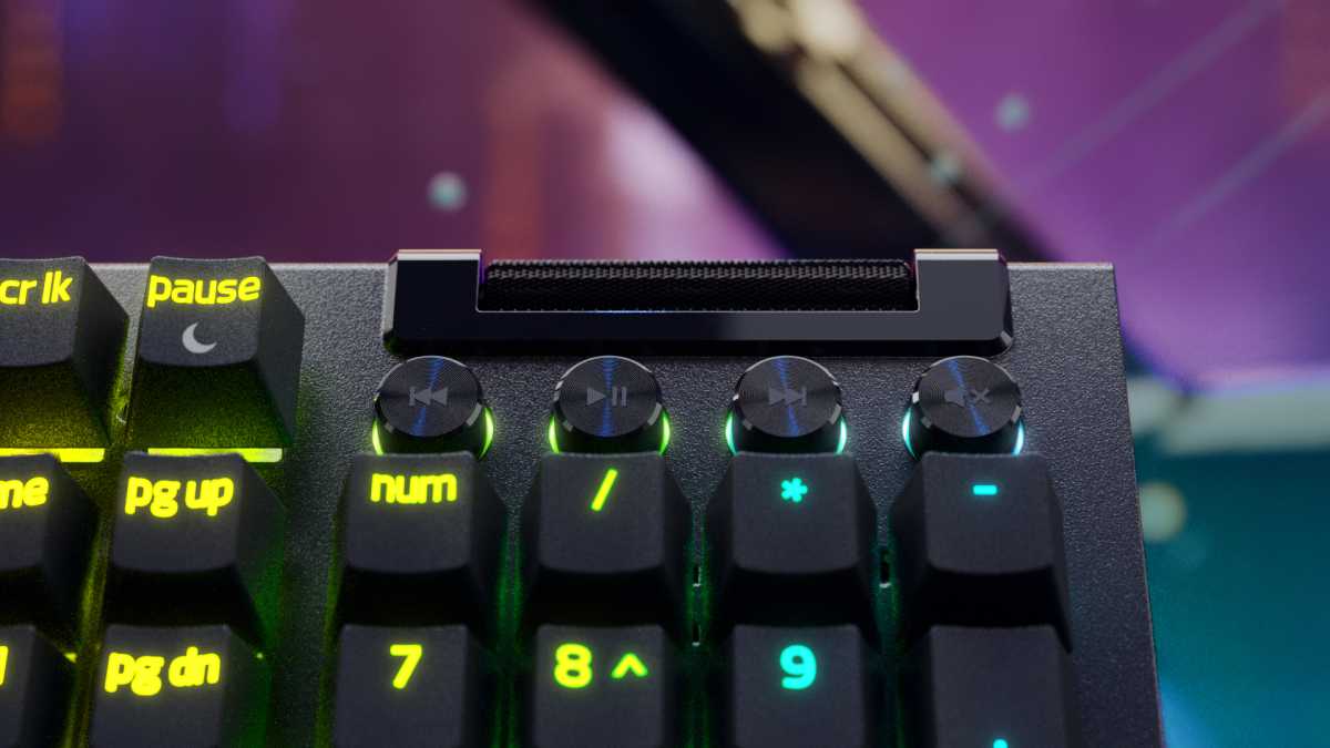 Richtig gelungen sind die aus Aluminium gefrästen Command Dial und Wheel, mit dem wir z. B. in Hogwarts Legacy durch all unsere Zauber und Tränke switchen können.
