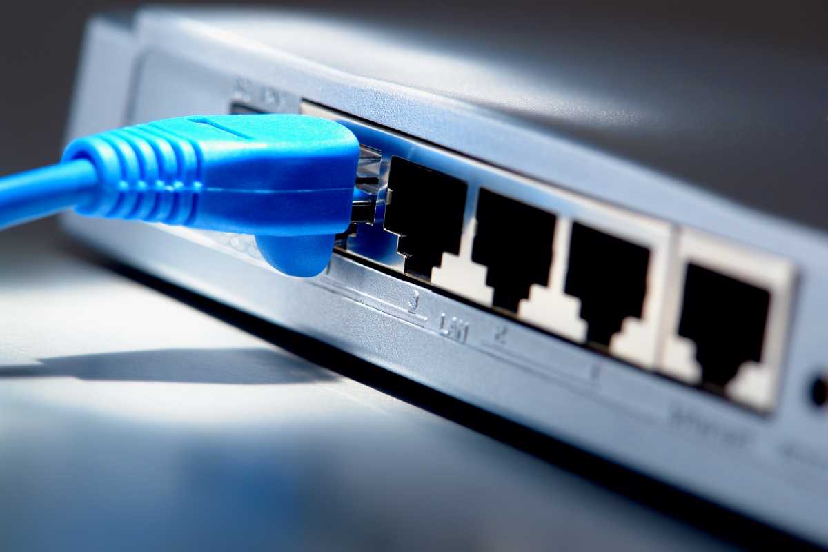 Connecting the dost 2. Интернет кабель. Локальная сеть Ethernet. Маршрутизатор с проводами. Маршрутизатор в компьютерных сетях.