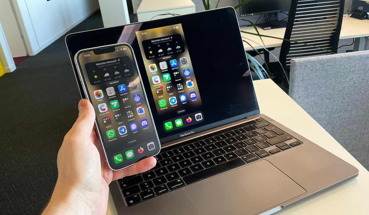 Bildschirm eines iPhone 14 gespiegelt auf einem Macbook Pro 13
