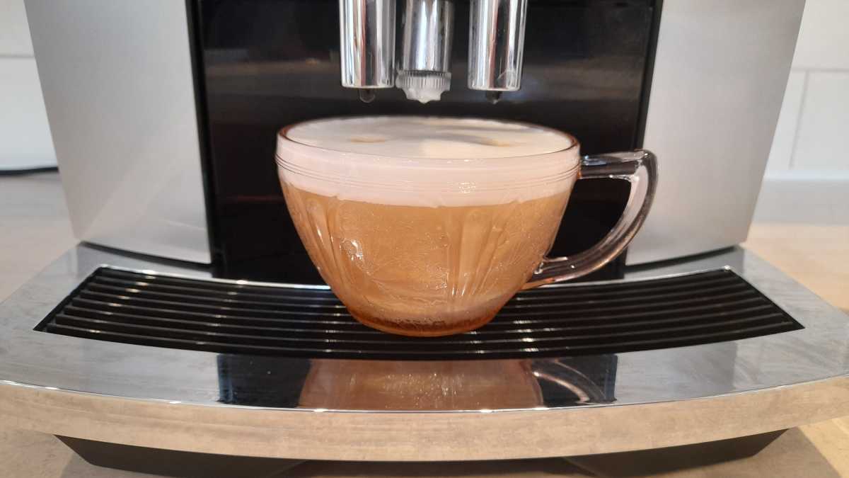 Close-up view of a cappuccino prepared by the Jura E6 coffee machine. 