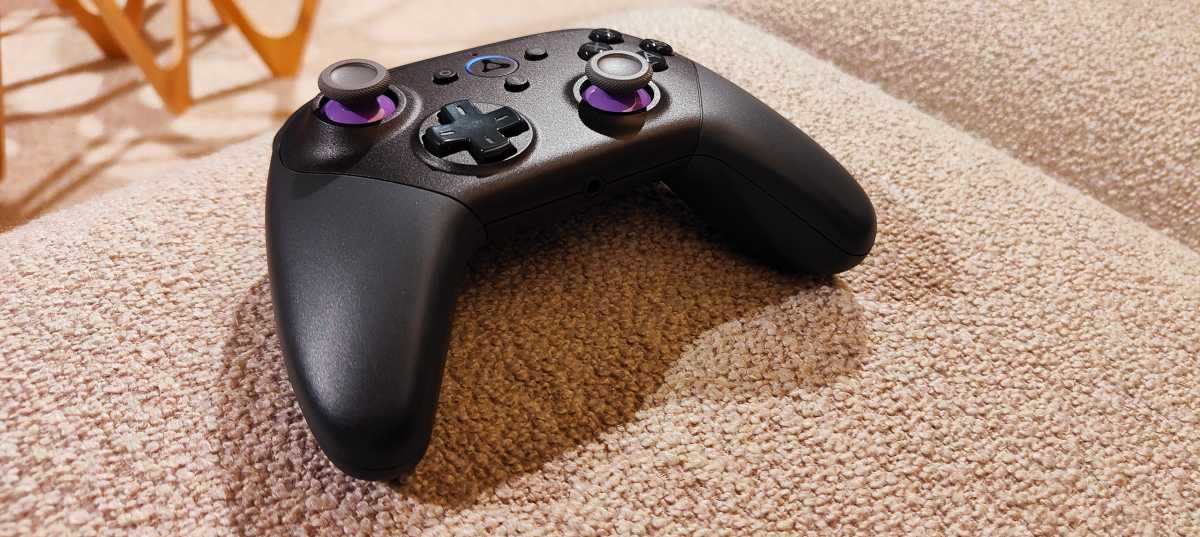 Der Luna-Controller ist mit 70 Euro etwas teuer, aber exzellent verarbeitet. Tolle Haptik, hochwertiges Finish, exzellente Analogsticks. Uns ist das lieber als ein günstiges Pad, aber Sie können auch jeden andere Bluetooth-Controller verwenden.