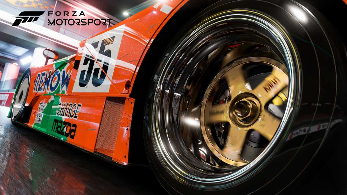 Forza Motorsport ist sehr gut darin diese Essenz von Motorsport zu zeigen. Von Autos, die diese perfekt polierten Felgen zu Beginn des Rennens haben, die im Scheinwerfer-Licht blinken. Und komplett zerkratzt sind nach dem ersten Rempler.