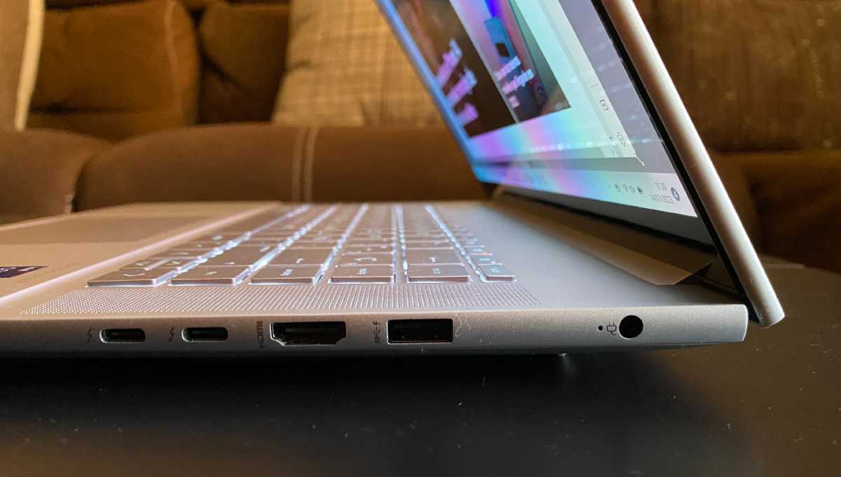 HP Envy 16 review conectores