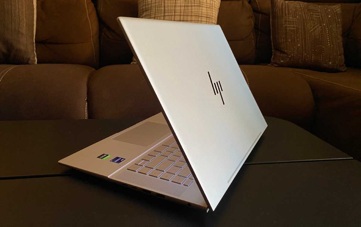 HP Envy 16 review trasera