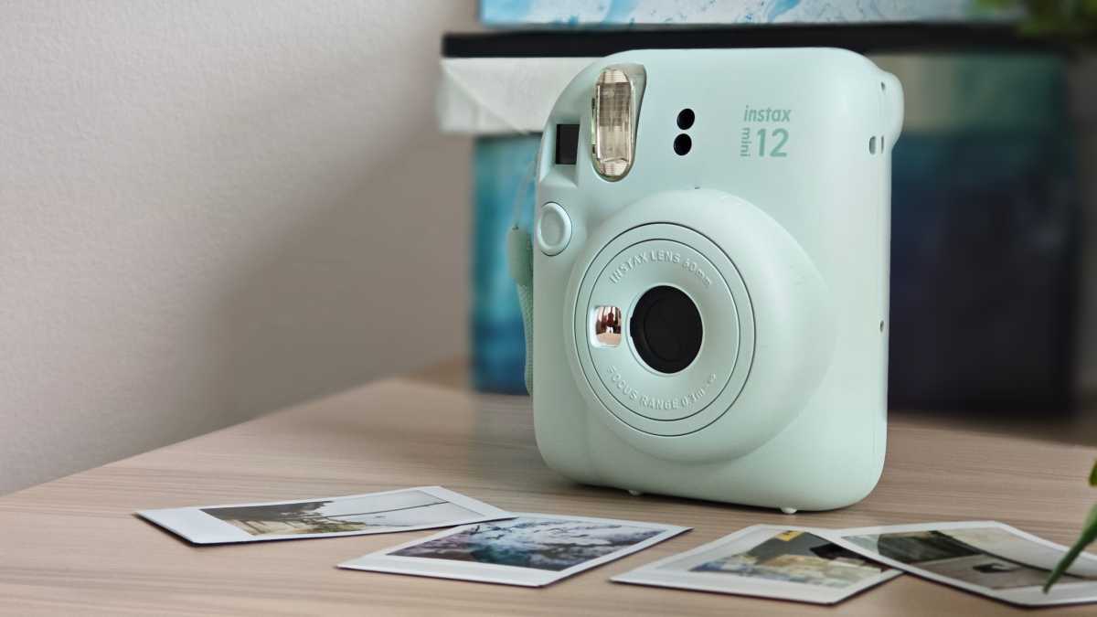 Мятно-зеленый Instax Mini 12 сзади