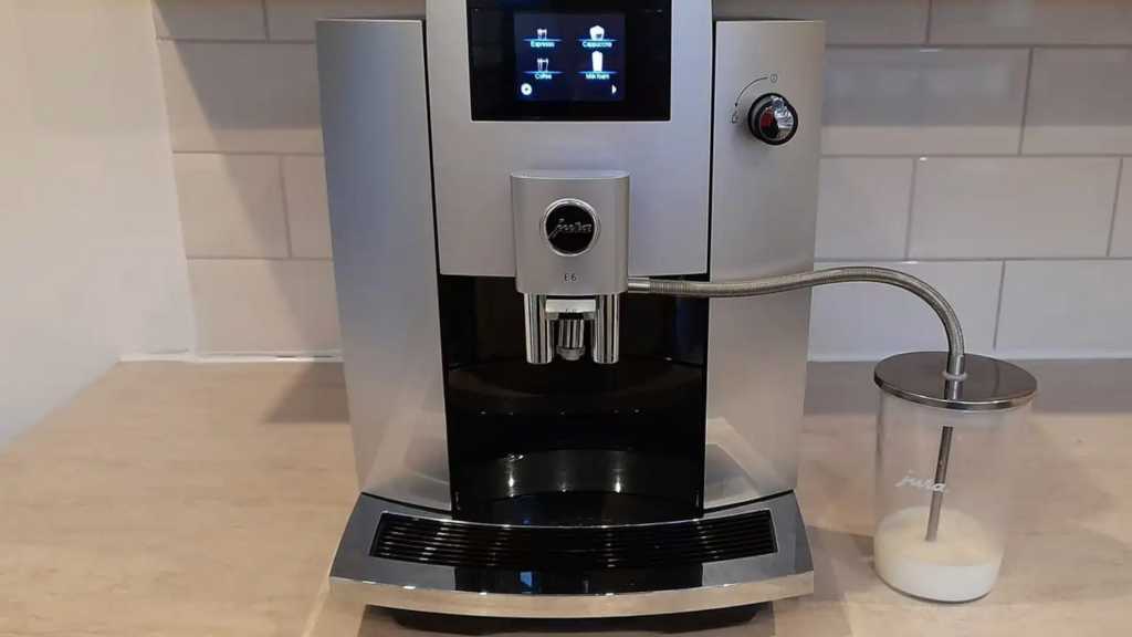 Image: Jura E6 Kaffeemaschine im Test: Schneller Espresso in Barista-QualitÃ¤t