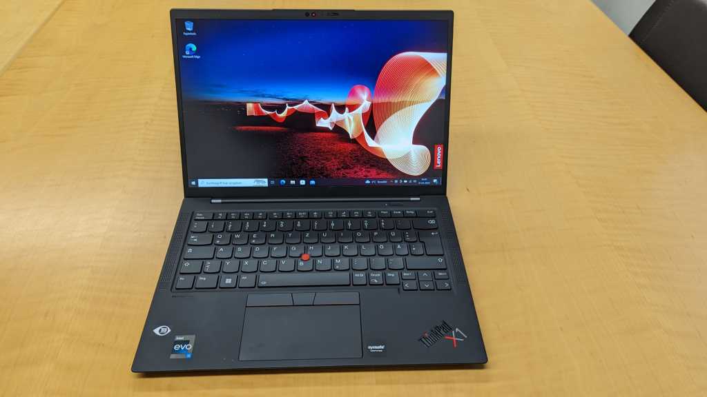 Image: Lenovo Thinkpad X1 Carbon G10 im Test: Leichter Business-Laptop mit Trackpoint