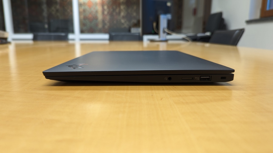 Lenovo Thinkpad X1 Carbon G10_rechts