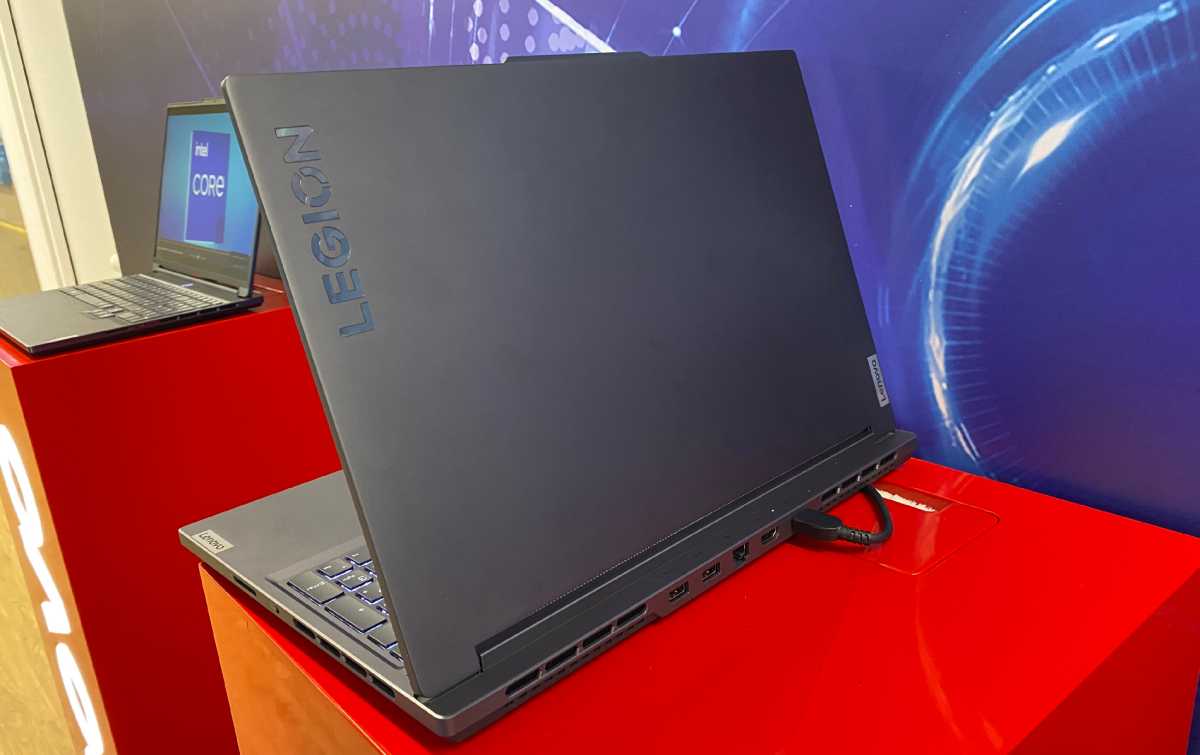 Lenovo Legion Slim 8Gen conectores