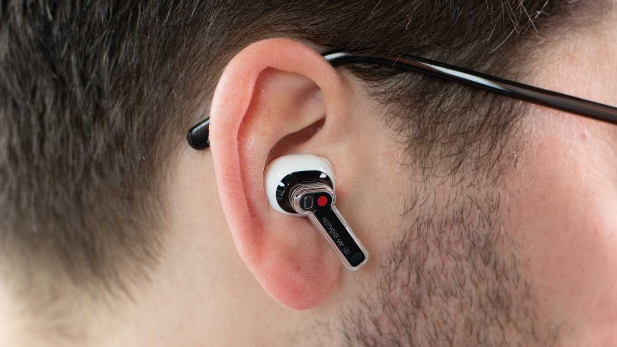 Un auricular Nothing Ear (2) en un oído