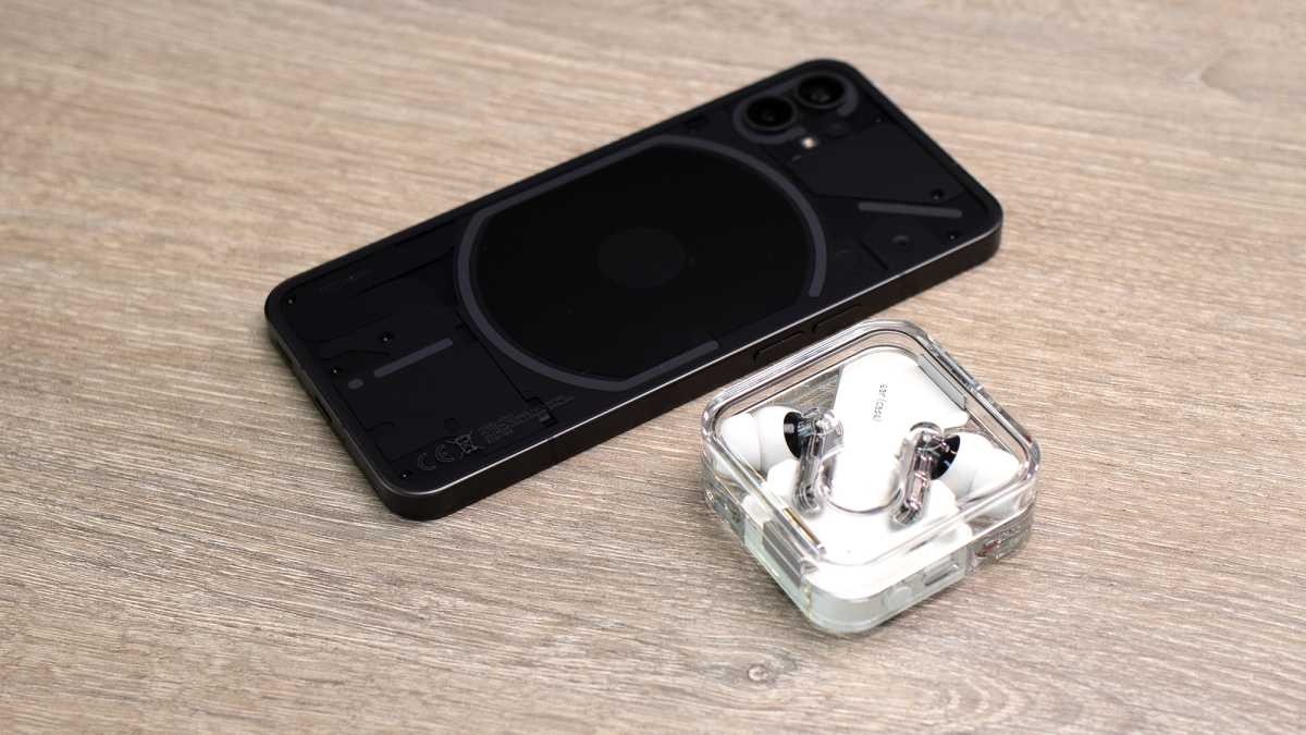 Auriculares Nothing Ear (2) junto a Nothing Phone (1)