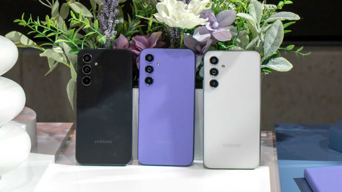 Tres modelos del Galaxy A54 en negro, lila y blanco