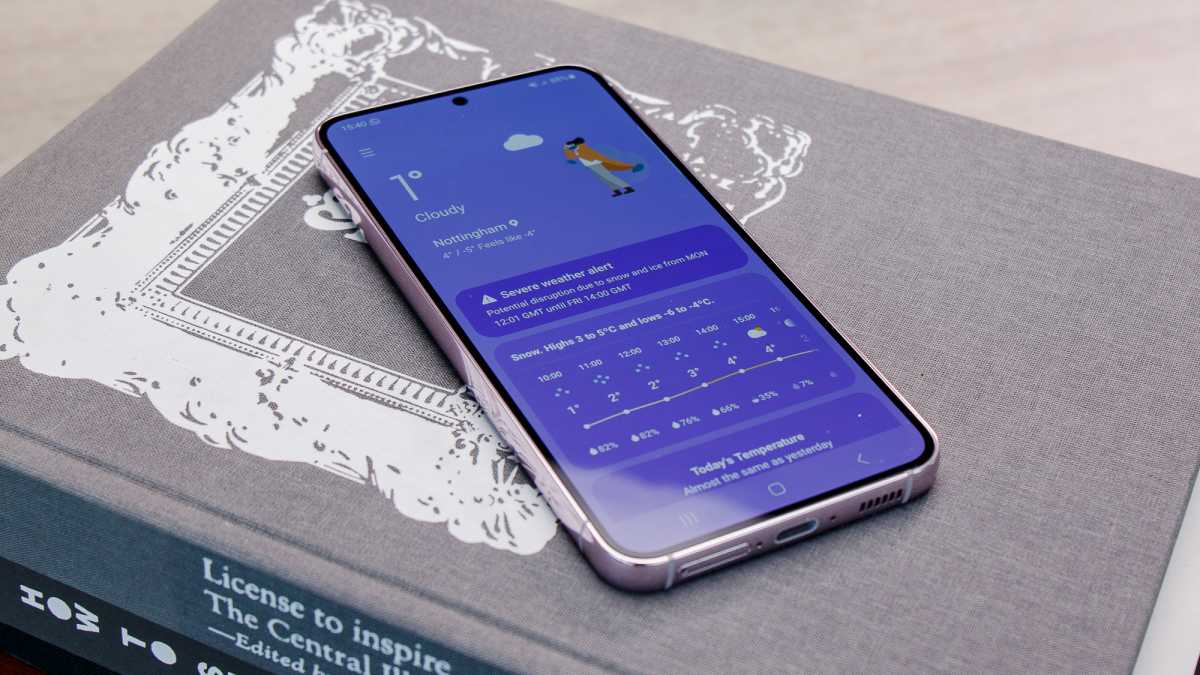 App del Tiempo en la pantalla de un Samsung Galaxy S23 encima de un libro