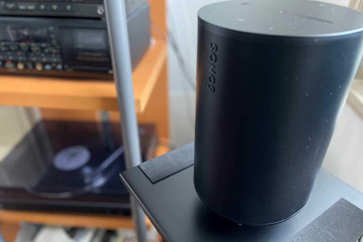 Sonos Era 100 à côté d'une platine