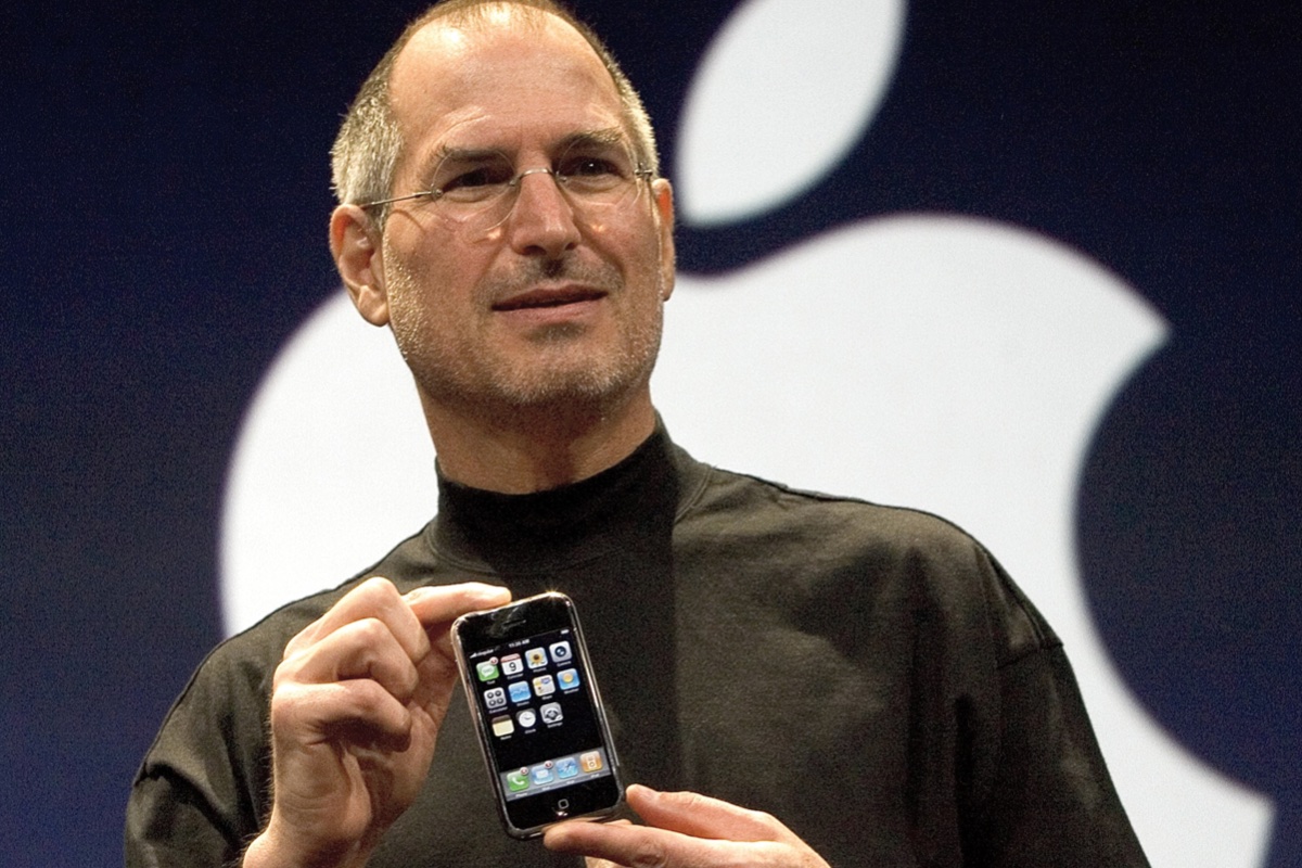 Steve Jobs dengan iPhone asli